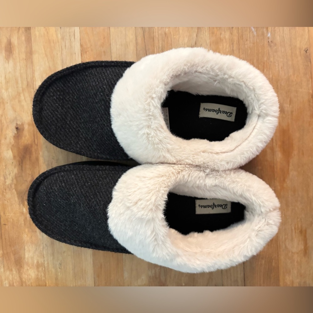 BNWOT Dearfoams Costco Slippers